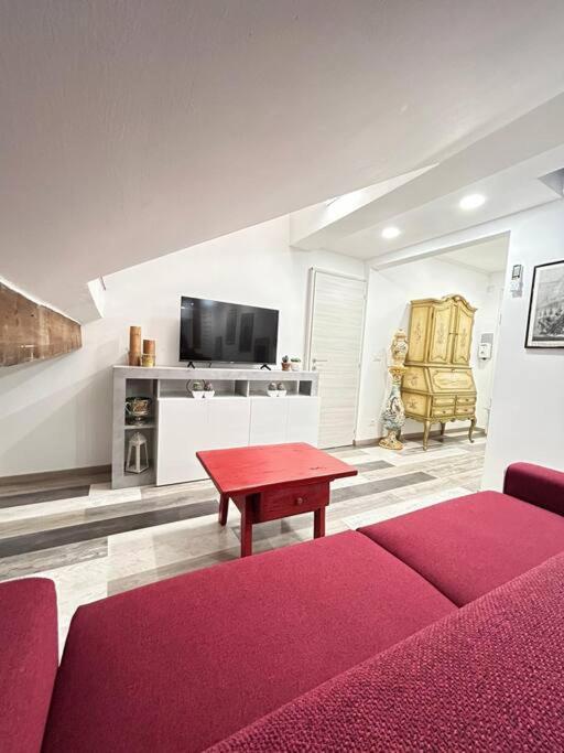 Ferienwohnung Mansarda In Pieno Centro Savona Exterior foto