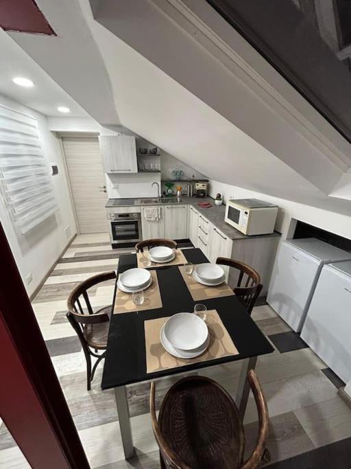 Ferienwohnung Mansarda In Pieno Centro Savona Exterior foto